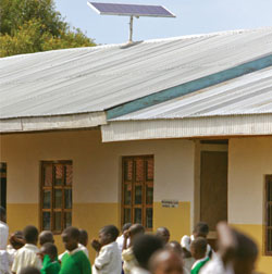 Placa solar instalada em escola infantil no interior  do Quênia,luz do sol possibilitou dobrar quantidade de alunos no colégios