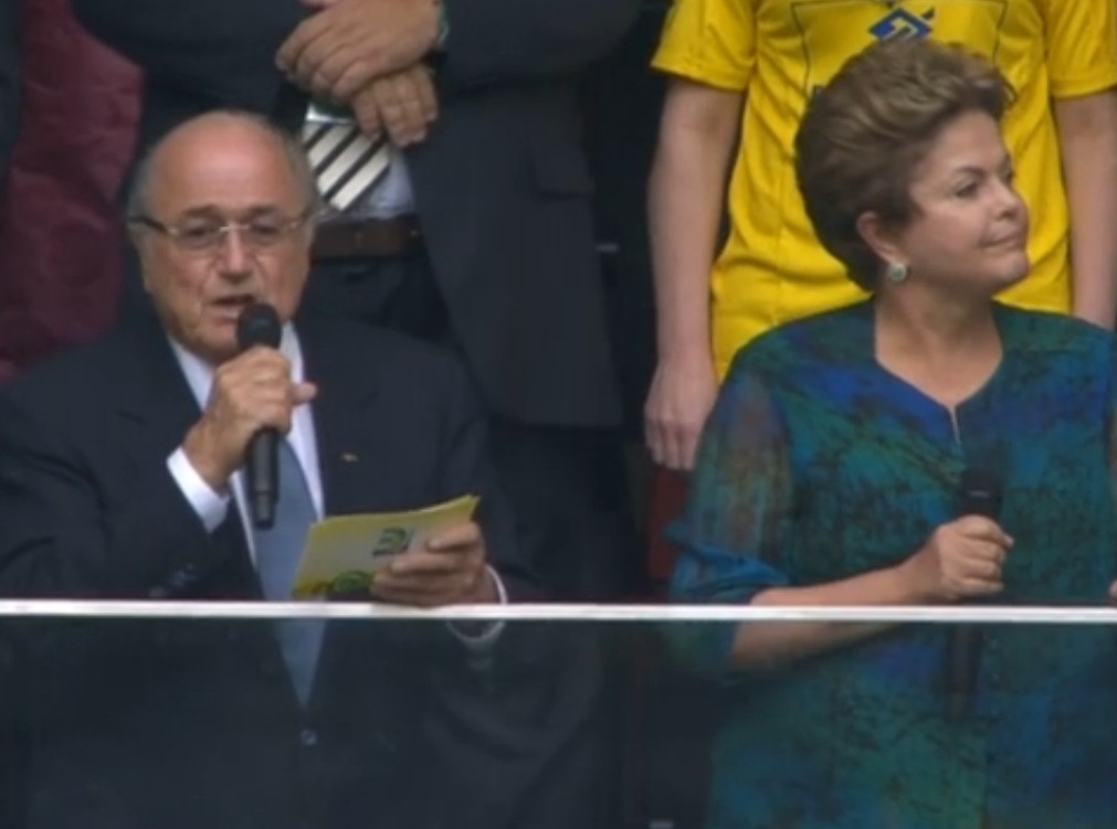 Dilma é vaiada em exposição e defende a Petrobras