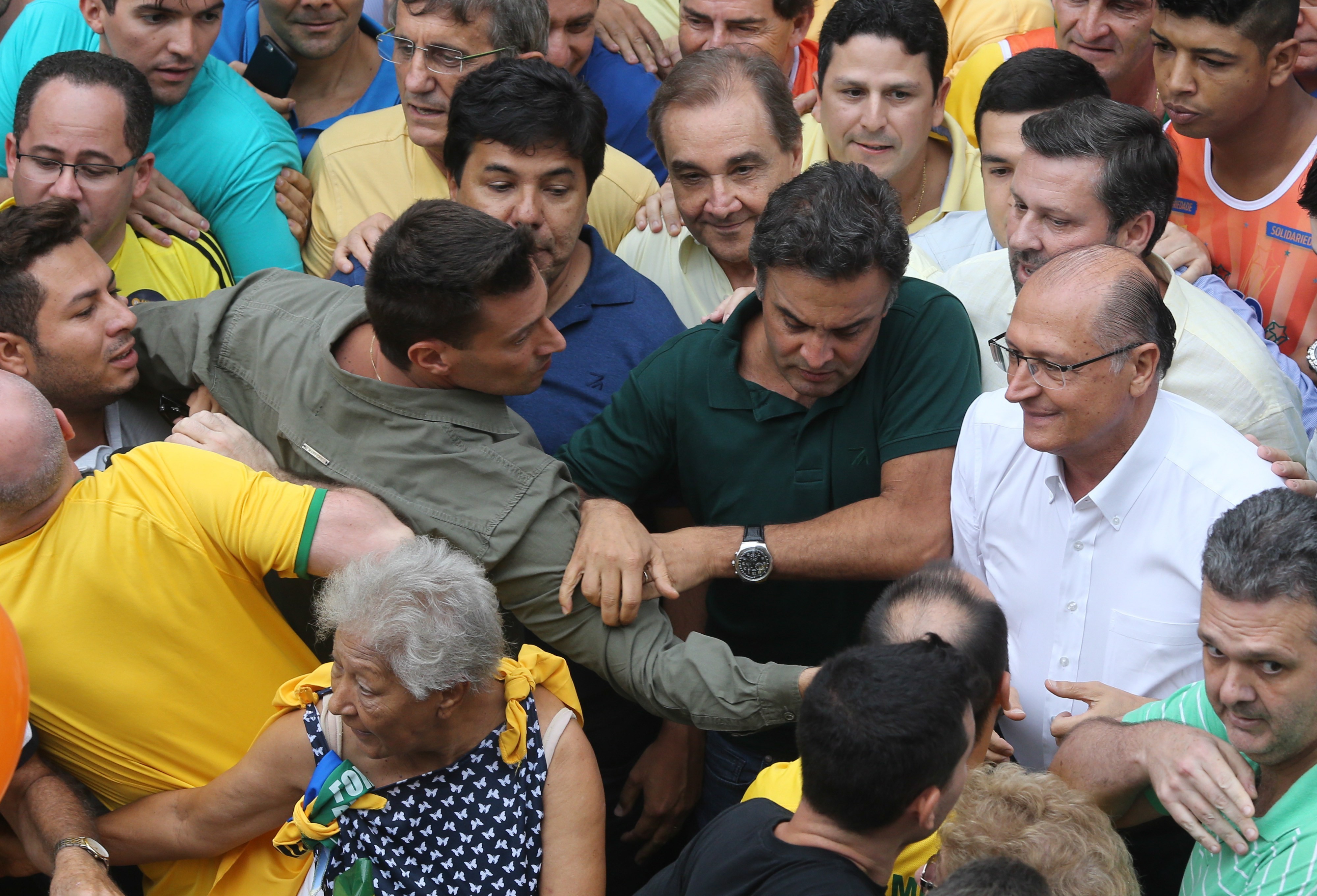 Alckmin e Aécio são vaiados em ato contra o governo na Avenida Paulista