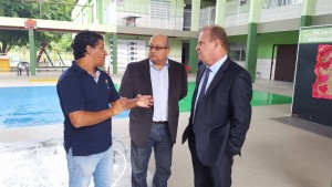 Presidente da Apae, Jaílson Souza, explica ao jornalista Salvador Neto e ao presidente da Alesc, Gelson Merísio, os próximos passos para a concretização da obra.